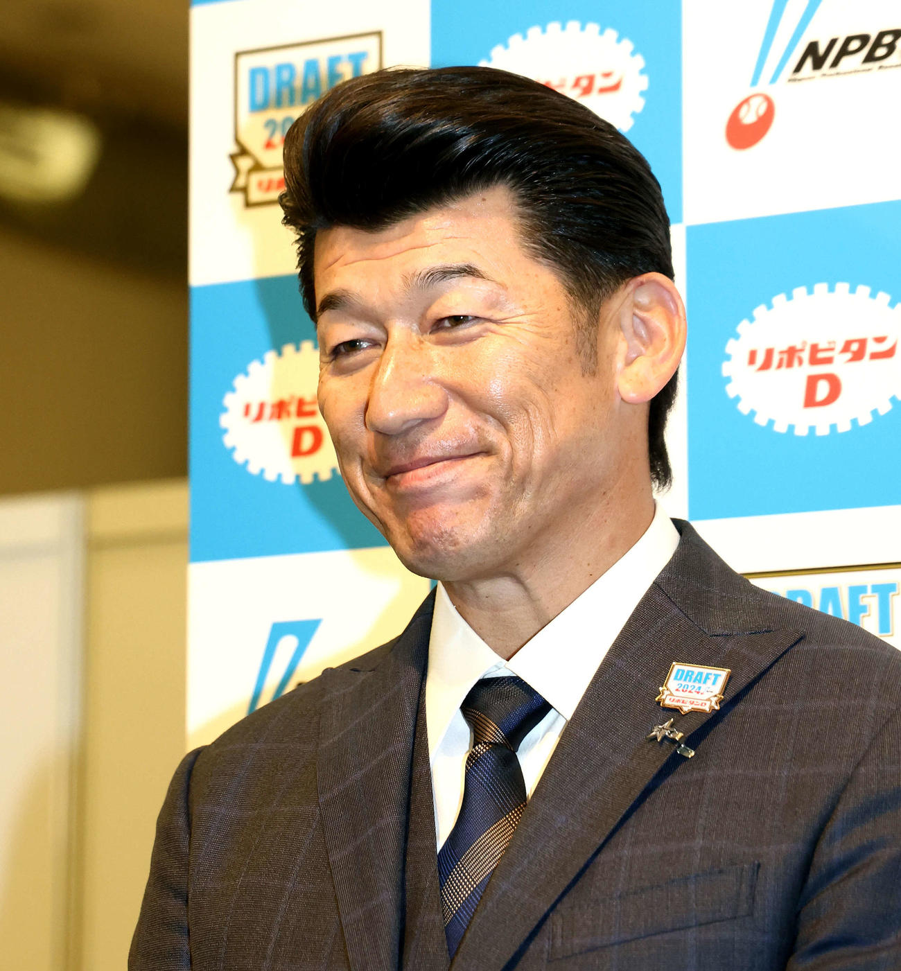 ドラフト1位指名を終え、取材に応じるDeNA三浦監督（撮影・河田真司）