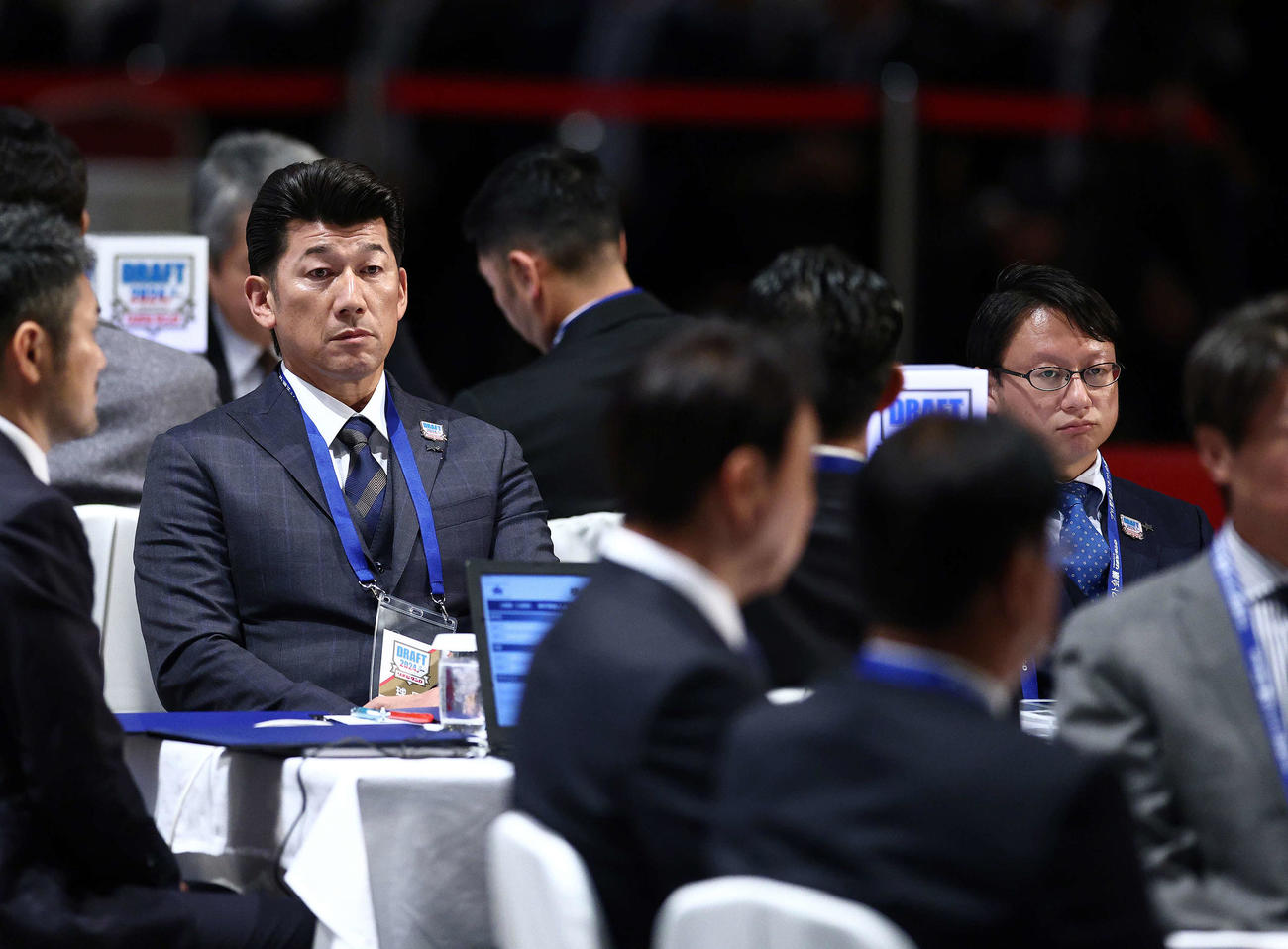 プロ野球ドラフト会議に臨むDeNA三浦監督（左）と木村球団社長（撮影・河田真司）