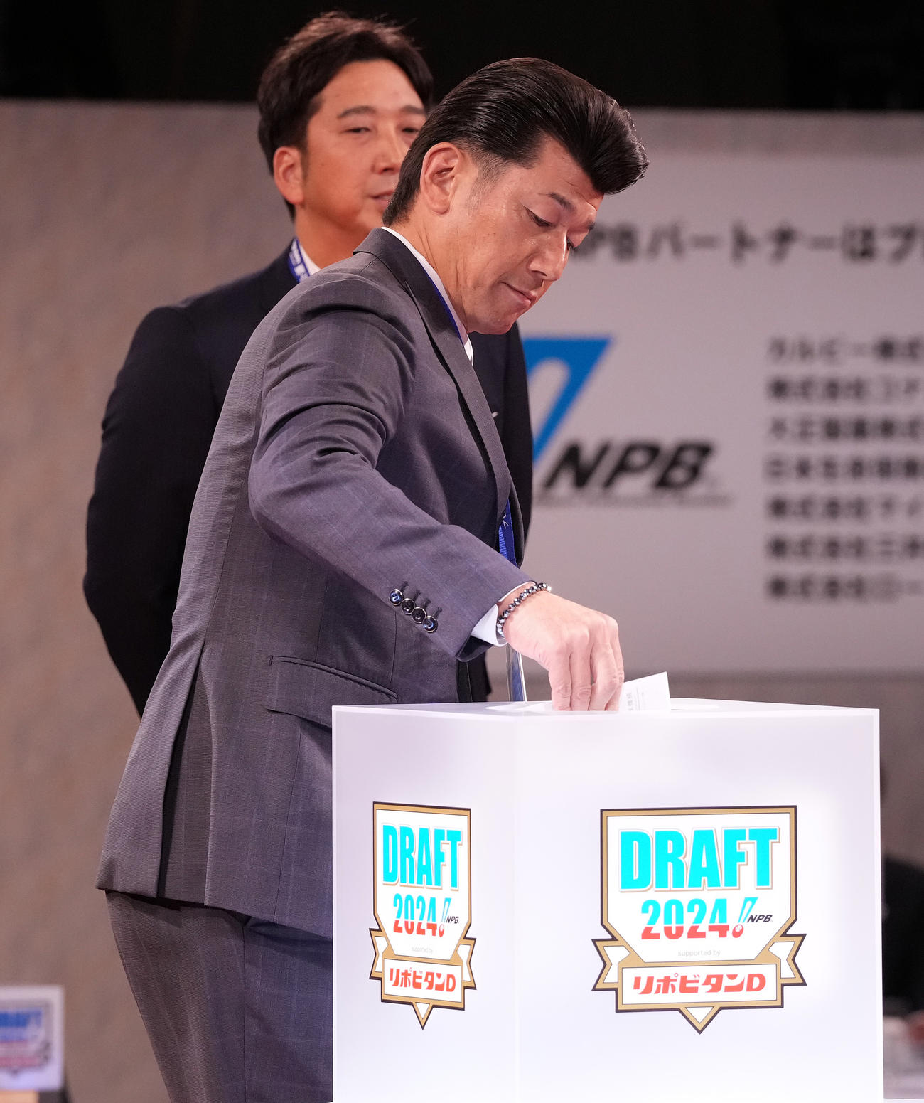 ドラフト1位で関大・金丸を指名し、くじを引くDeNA三浦監督（撮影・鈴木みどり）