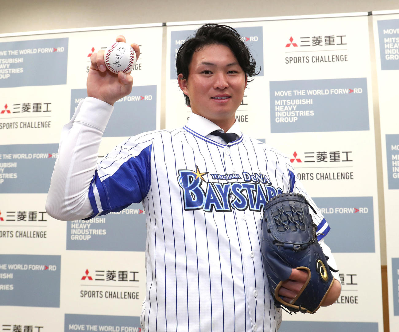 DeNAからドラフト1位指名を受けサインボールを握る三菱重工Westの竹田（撮影・白石智彦）