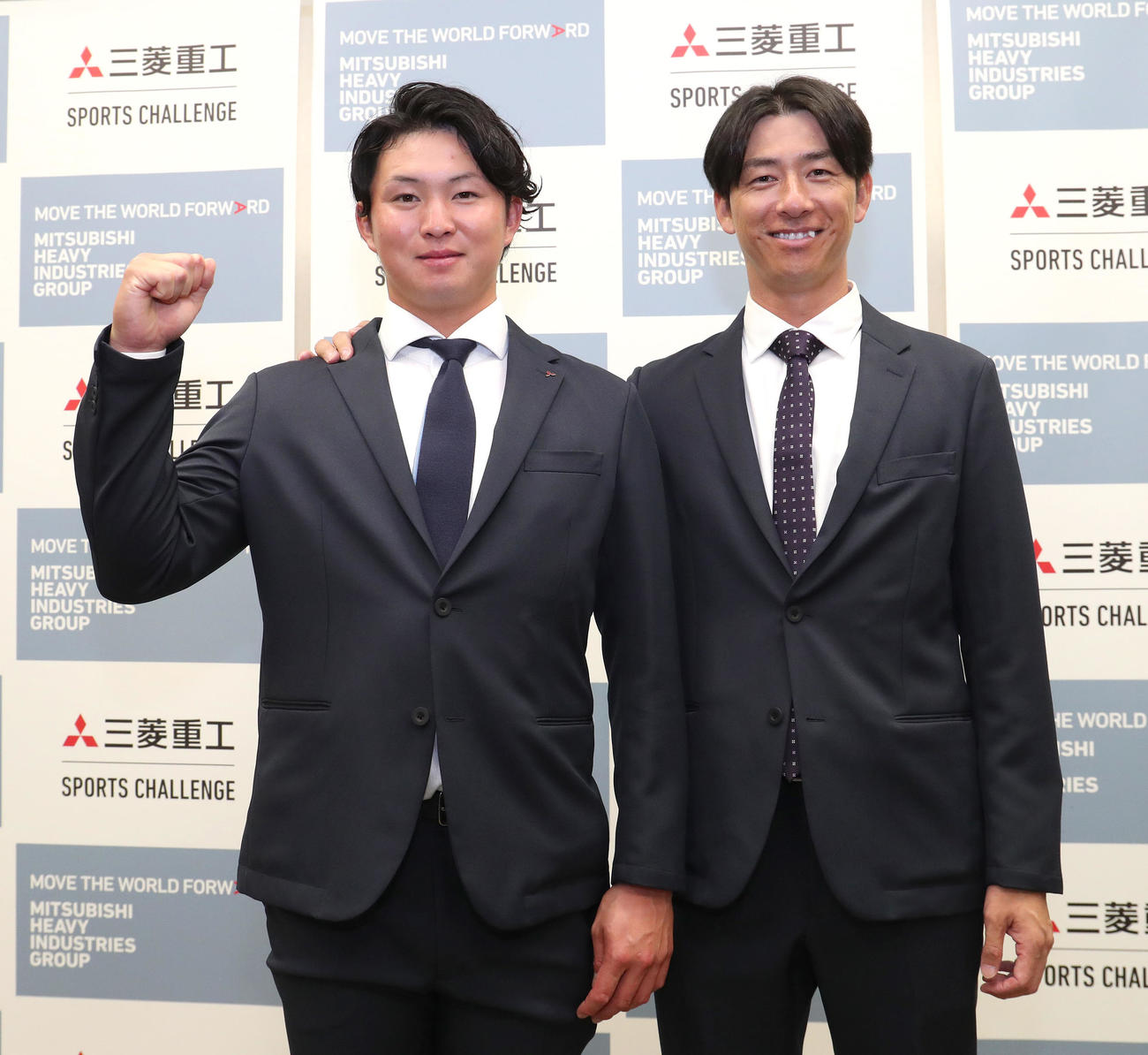 笑顔で記念写真に納まる津野祐貴監督（右）とDeNAからドラフト1位指名を受けた三菱重工West竹田祐（撮影・白石智彦）