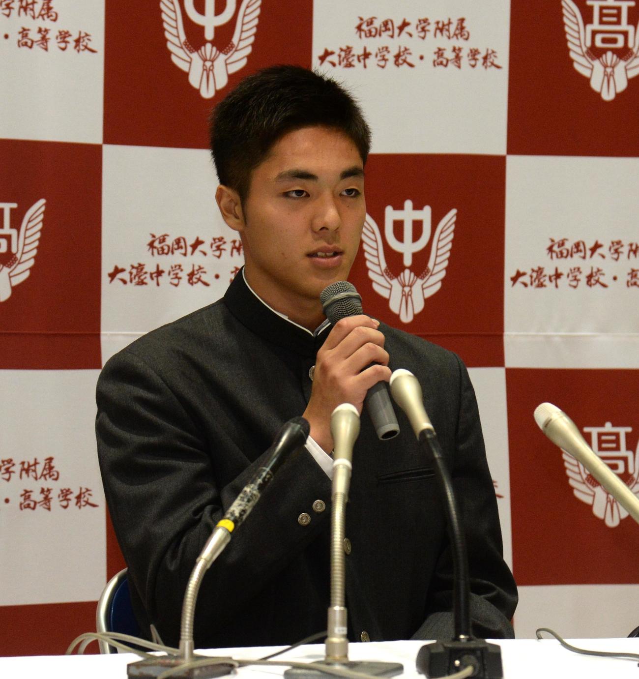 日本ハムから1位指名され、会見で質疑応答に応える福岡大大濠・柴田（撮影・佐藤究）