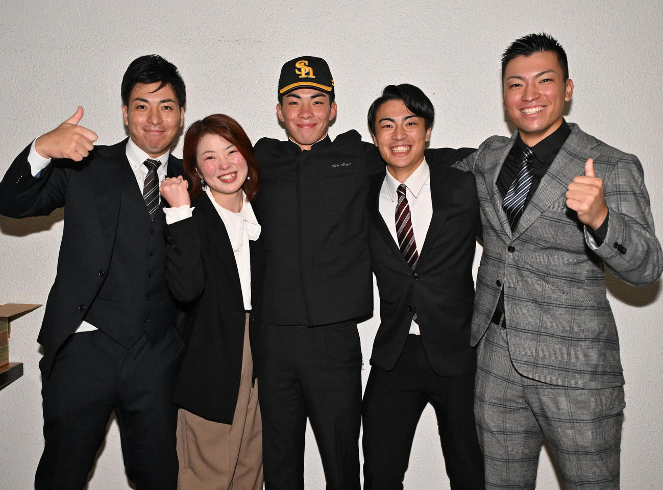 5人兄弟で仲良く記念撮影をする神戸弘陵・村上。他は左から長男・雄斗さん、長女・舞桜さん、四男・泰斗さん、次男・彗斗さん、三男・涼斗さん（撮影・石井愛子）