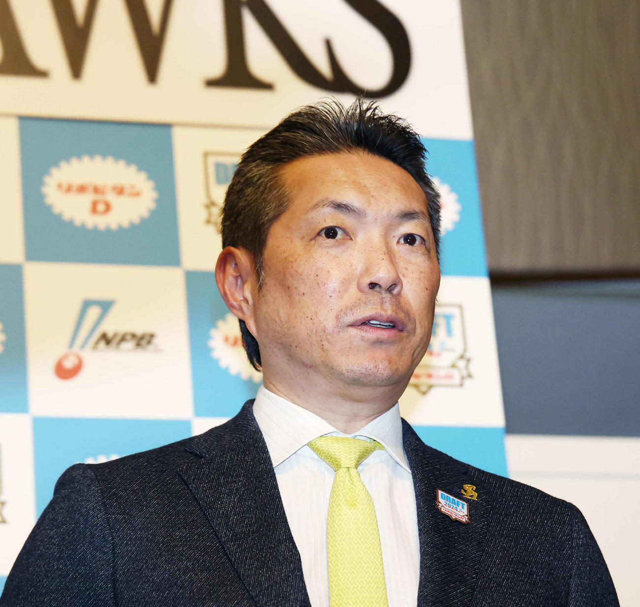 ドラフト1位指名を終え、取材に応じるソフトバンク小久保監督（撮影・河田真司）