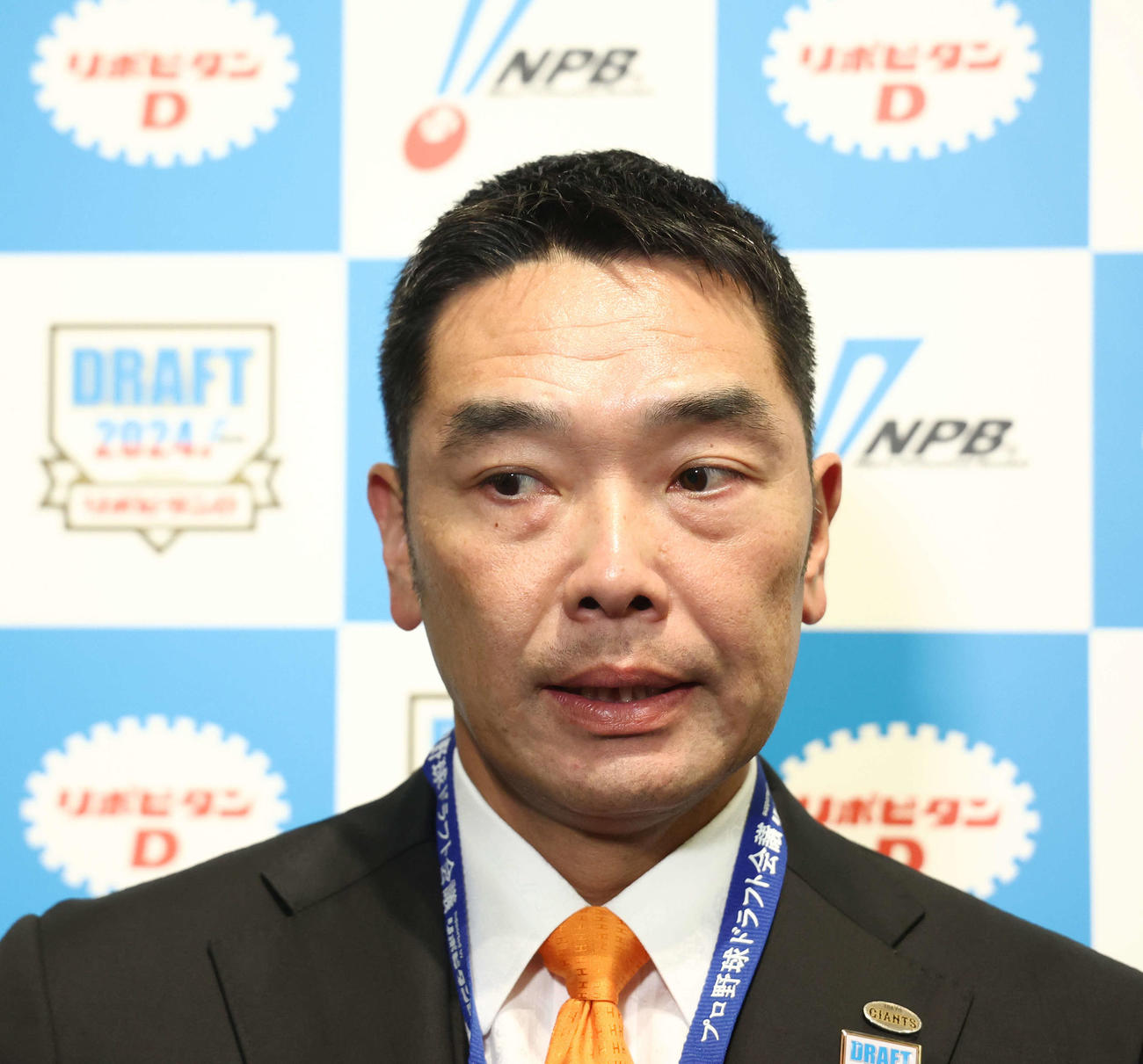 ドラフト1位指名を終え、取材に応じる巨人阿部監督（撮影・河田真司）