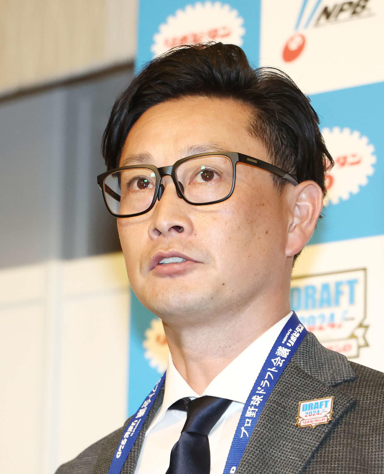 ドラフト1位指名を終え、取材に応じるオリックス岸田監督（撮影・河田真司）