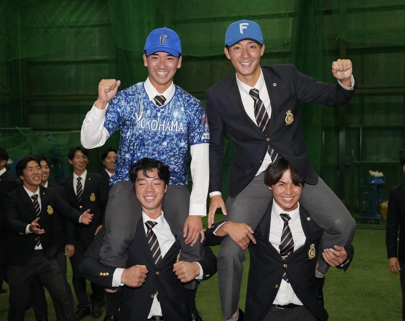 指名を受け笑顔で写真に納まる日本ハム6位山城（右）とDeNA2位篠木（撮影・垰建太）