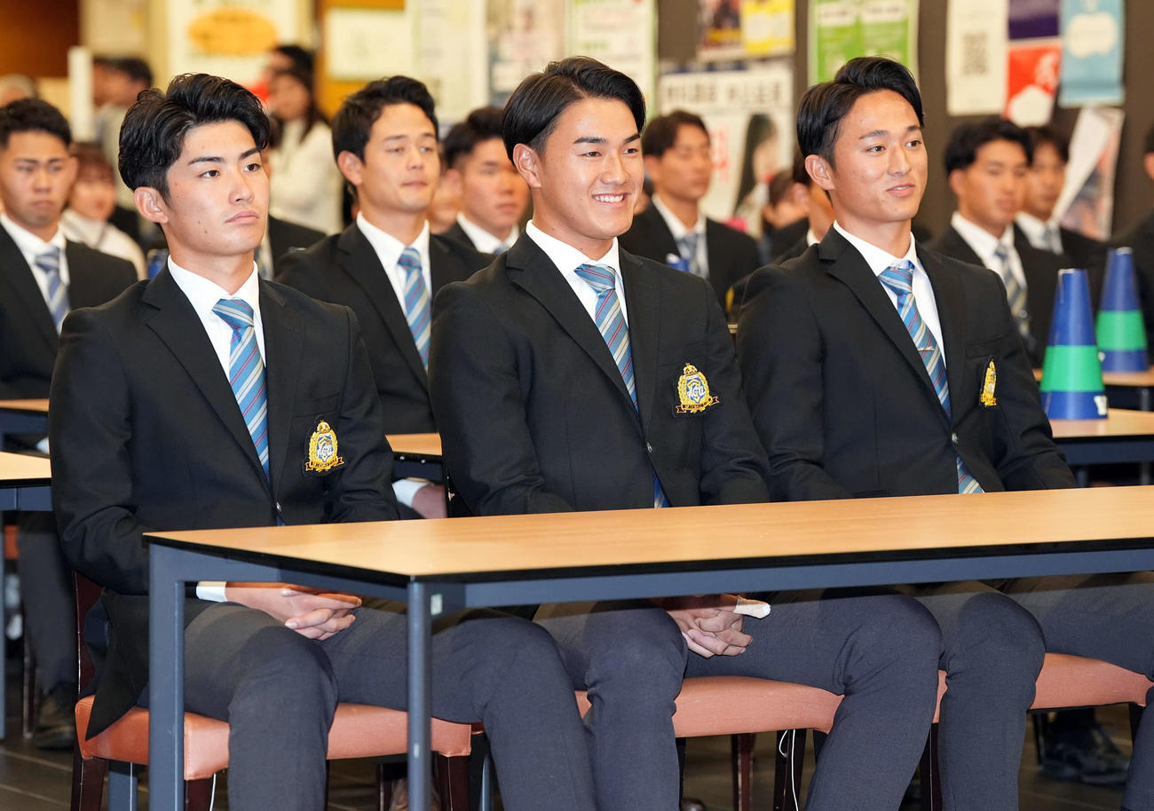 ロッテからドラフト1位の指名を受け笑顔を見せる青学大・西川（中央）。左から児玉、佐々木（撮影・たえ見朱実）