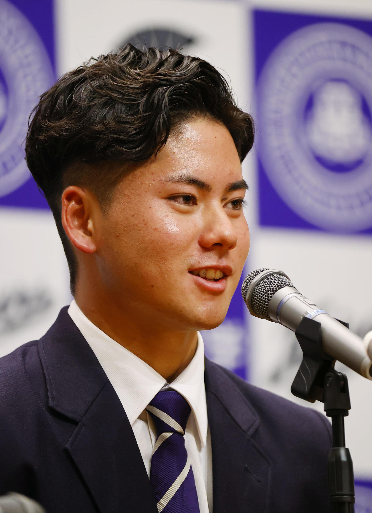 中日から1位指名を受け、記者会見する関大・金丸（撮影・藤尾明華）