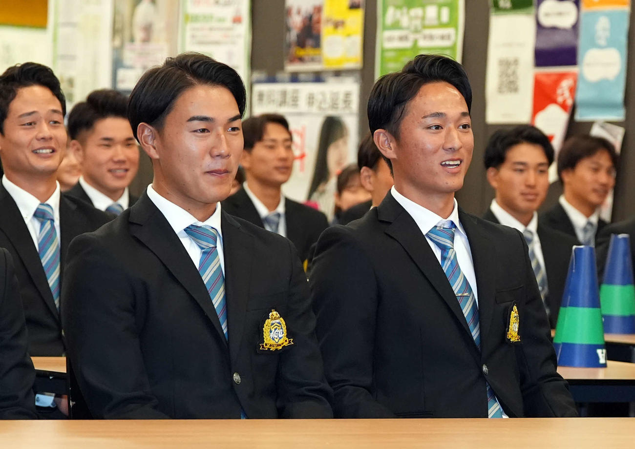 ロッテからドラフト1位指名を受け笑顔を見せる青学大・西川（左）と広島からドラフト1位指名を受けた佐々木（撮影・たえ見朱実）