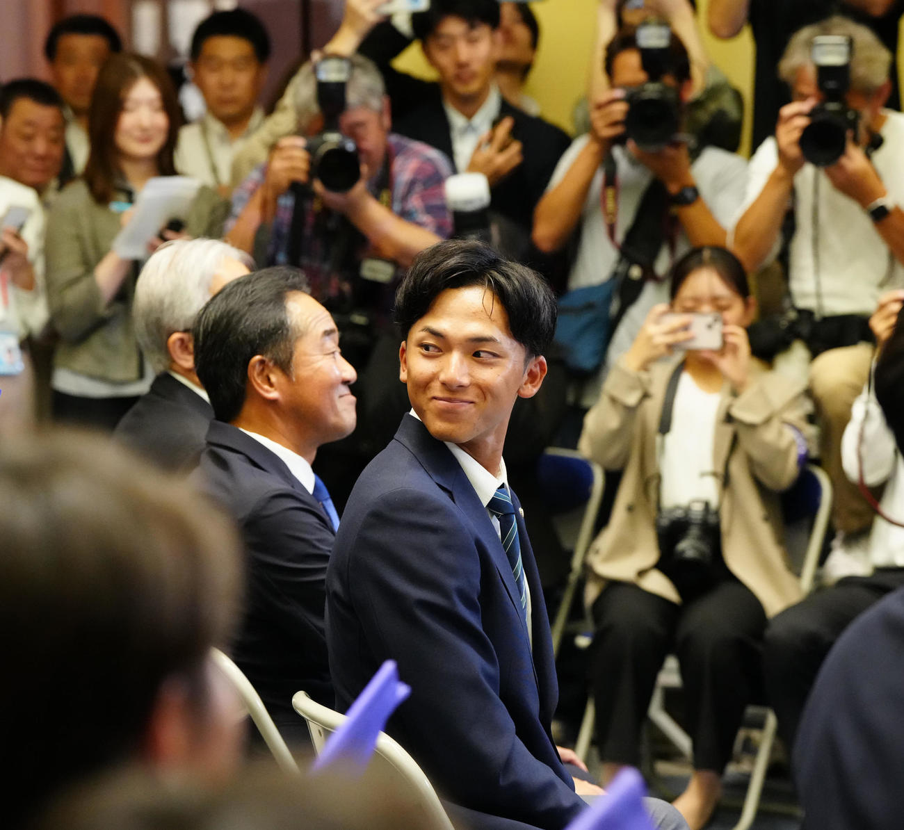 ドラフト1位指名で楽天が交渉権を獲得し、笑顔を見せる明大・宗山（撮影・江口和貴）