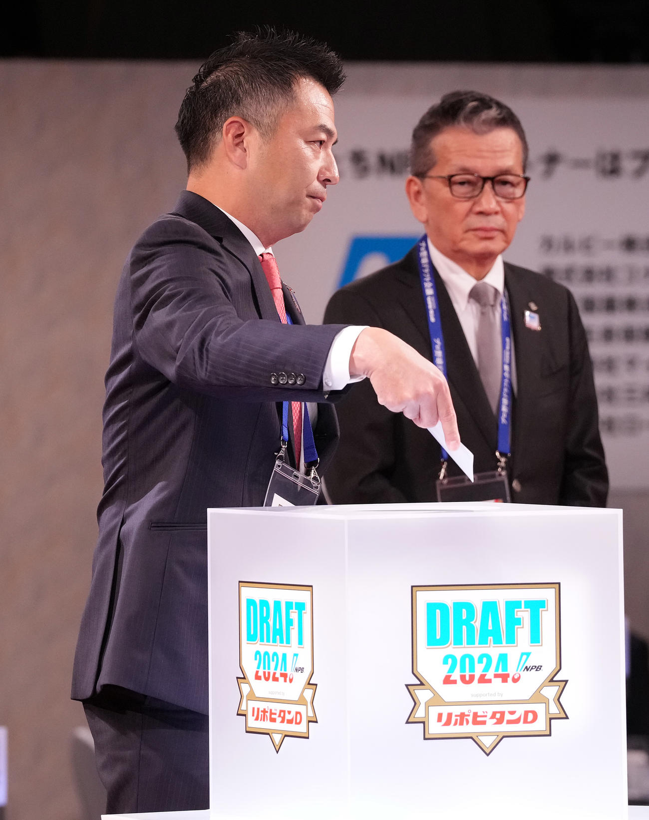 ドラフト1位で明大・宗山を指名し、くじを引く楽天森井社長（手前）（撮影・鈴木みどり）
