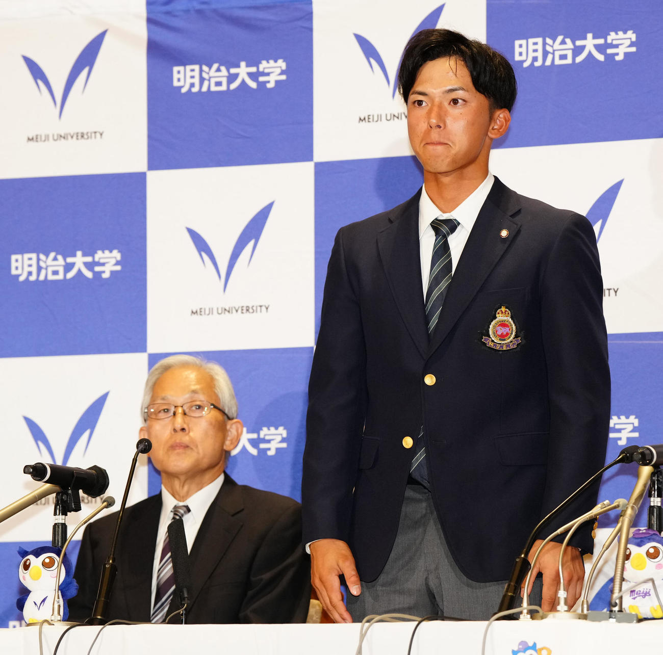 ドラフト1位指名で楽天が交渉権を獲得し会見に臨む明大・宗山（右）（撮影・江口和貴）