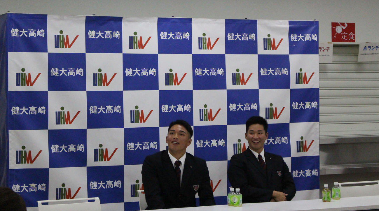 ヤクルトからドラフト4位指名を受け、笑顔の健大高崎・田中陽翔（右）と箱山遥人（撮影・久保賢吾）