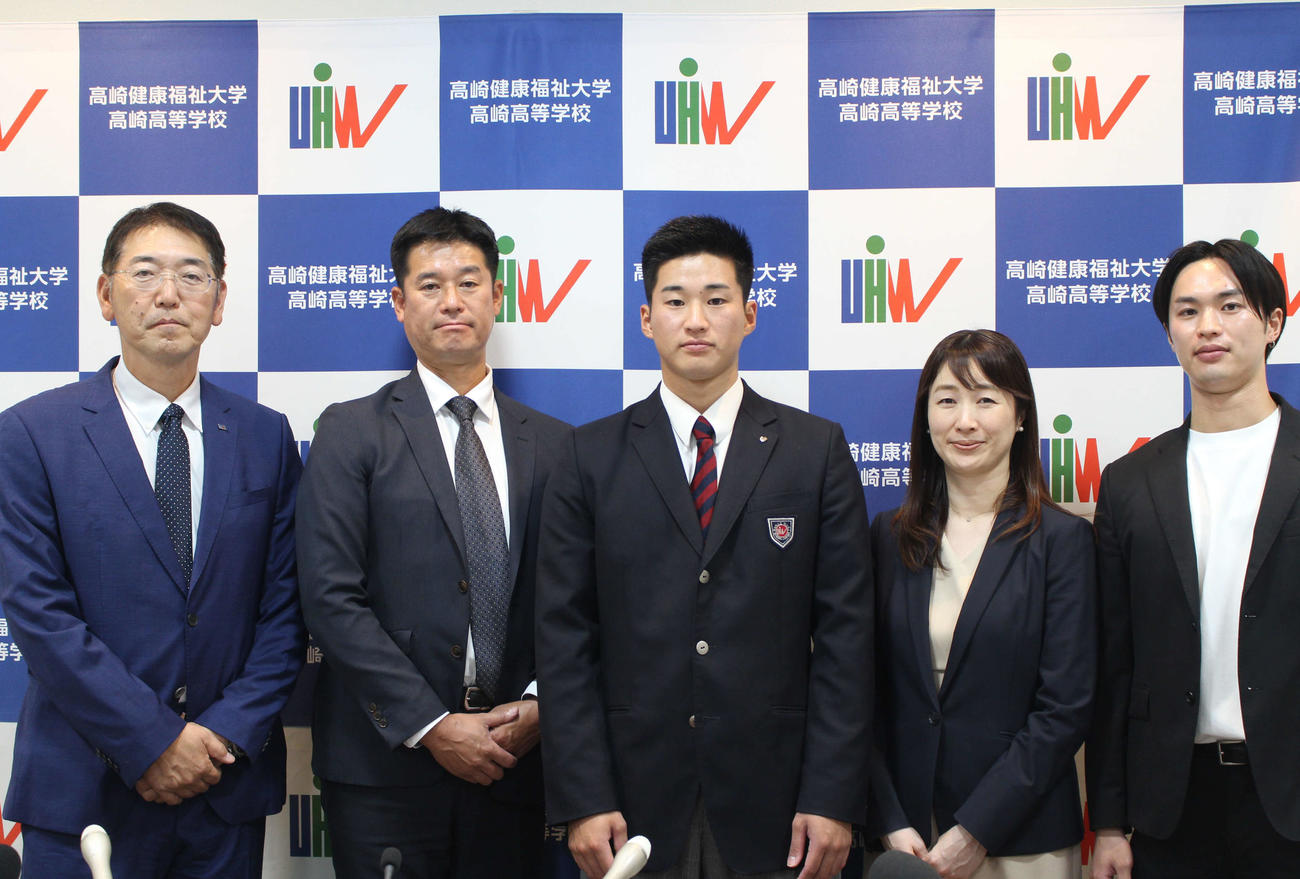 ヤクルトからドラフト4位指名を受け、青柳監督（左）、家族と記念撮影する健大高崎・田中陽翔（撮影・久保賢吾）