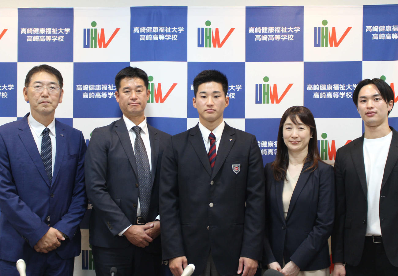 ヤクルトからドラフト4位指名を受け、青柳監督（左）、家族と記念撮影する健大高崎・田中陽翔（撮影・久保賢吾）