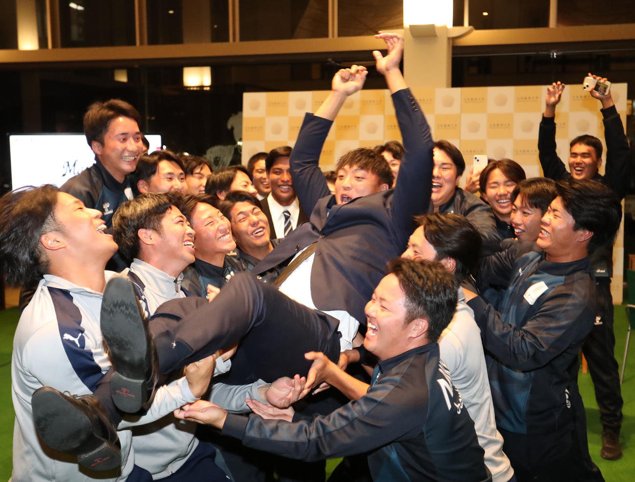 西武から4位指名を受けた日経大・林はナインに胴上げで祝福される（撮影・梅根麻紀）