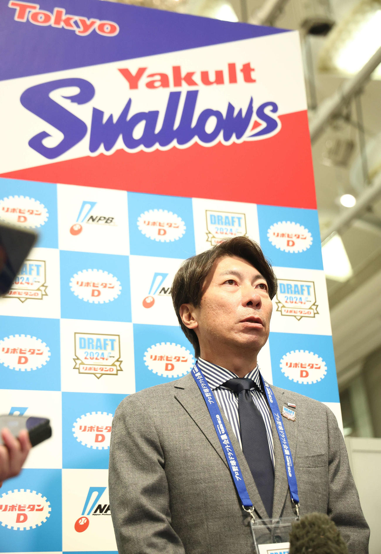 ドラフト1位指名を終え、取材に応じるヤクルト高津監督（撮影・河田真司）