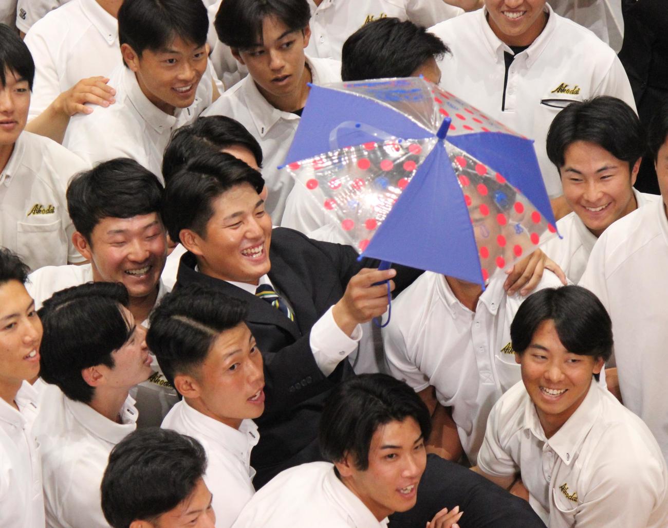 ヤクルトに1位指名されチームメートに胴上げされる愛知工大・中村優斗（撮影・柏原誠）