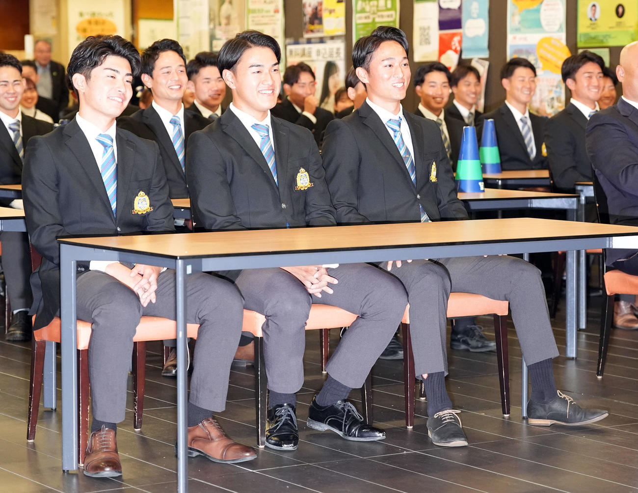 ロッテからドラフト1位の指名を受け笑顔を見せる青学大・西川（中央）と広島からドラフト1位の指名を受けた佐々木（右）。左は児玉（撮影・たえ見朱実）