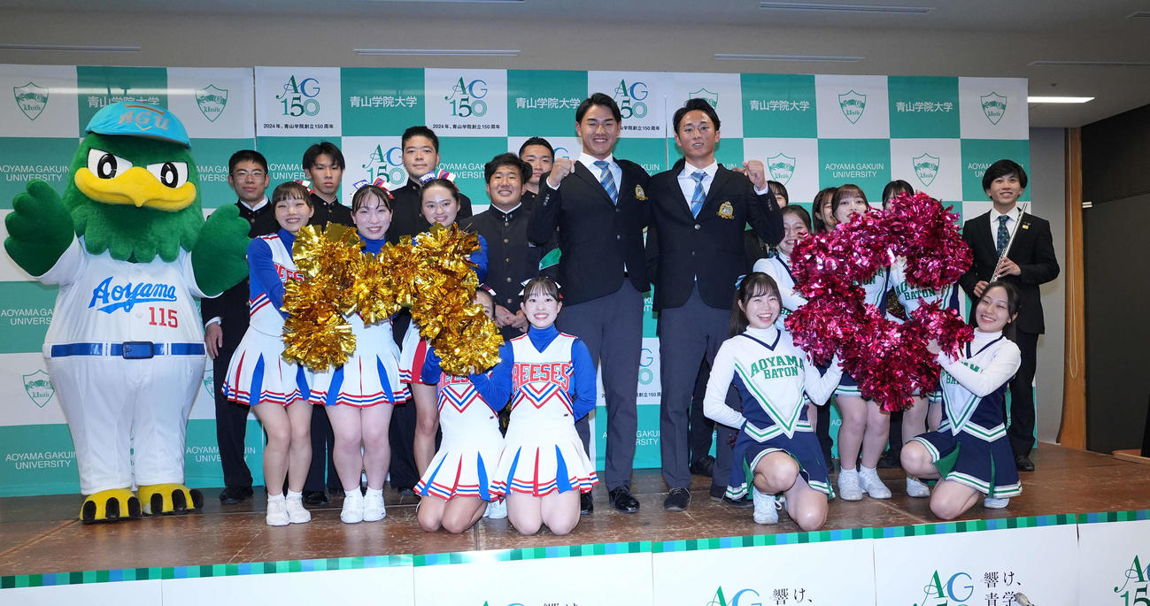 応援団と記念撮影する青学大・西川（中央左）と佐々木（同右）（撮影・たえ見朱実）
