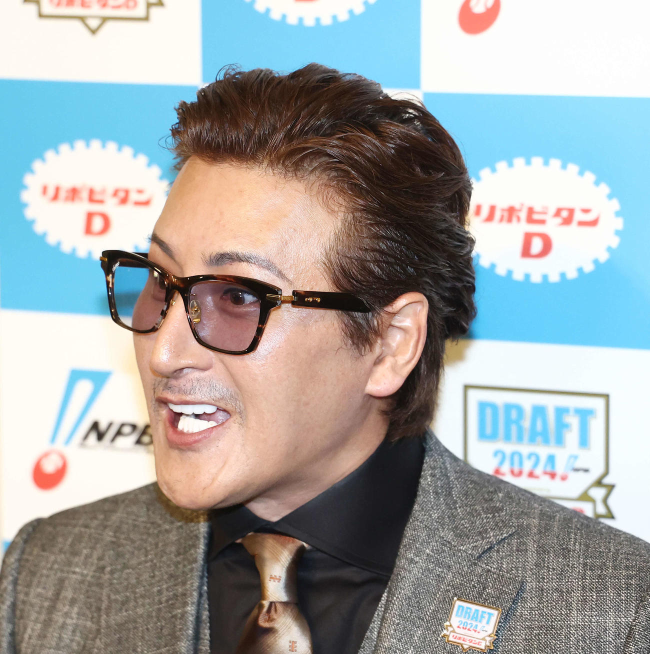 ドラフト1位指名を終え、取材に応じる日本ハム新庄監督（撮影・河田真司）