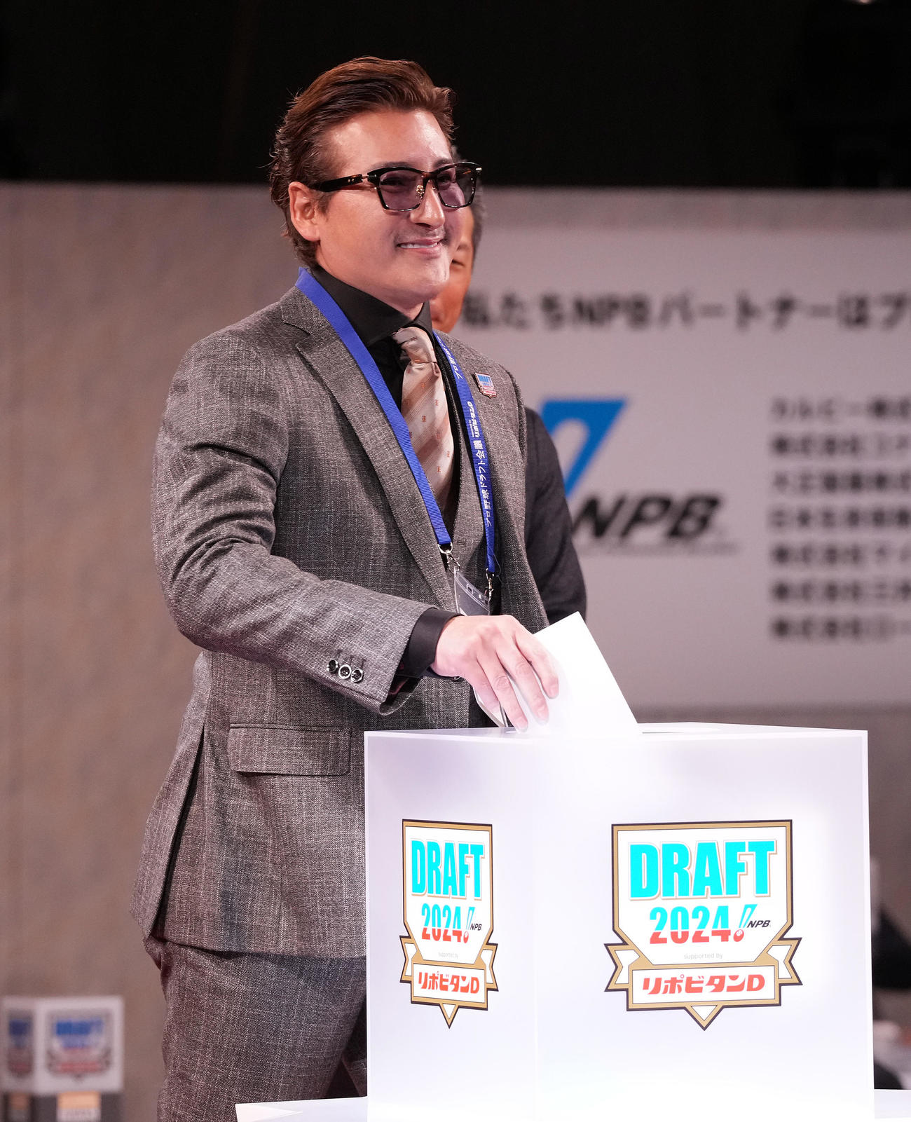 ドラフト1位で福岡大大濠・柴田を指名し、くじを引く日本ハム新庄監督（撮影・鈴木みどり）