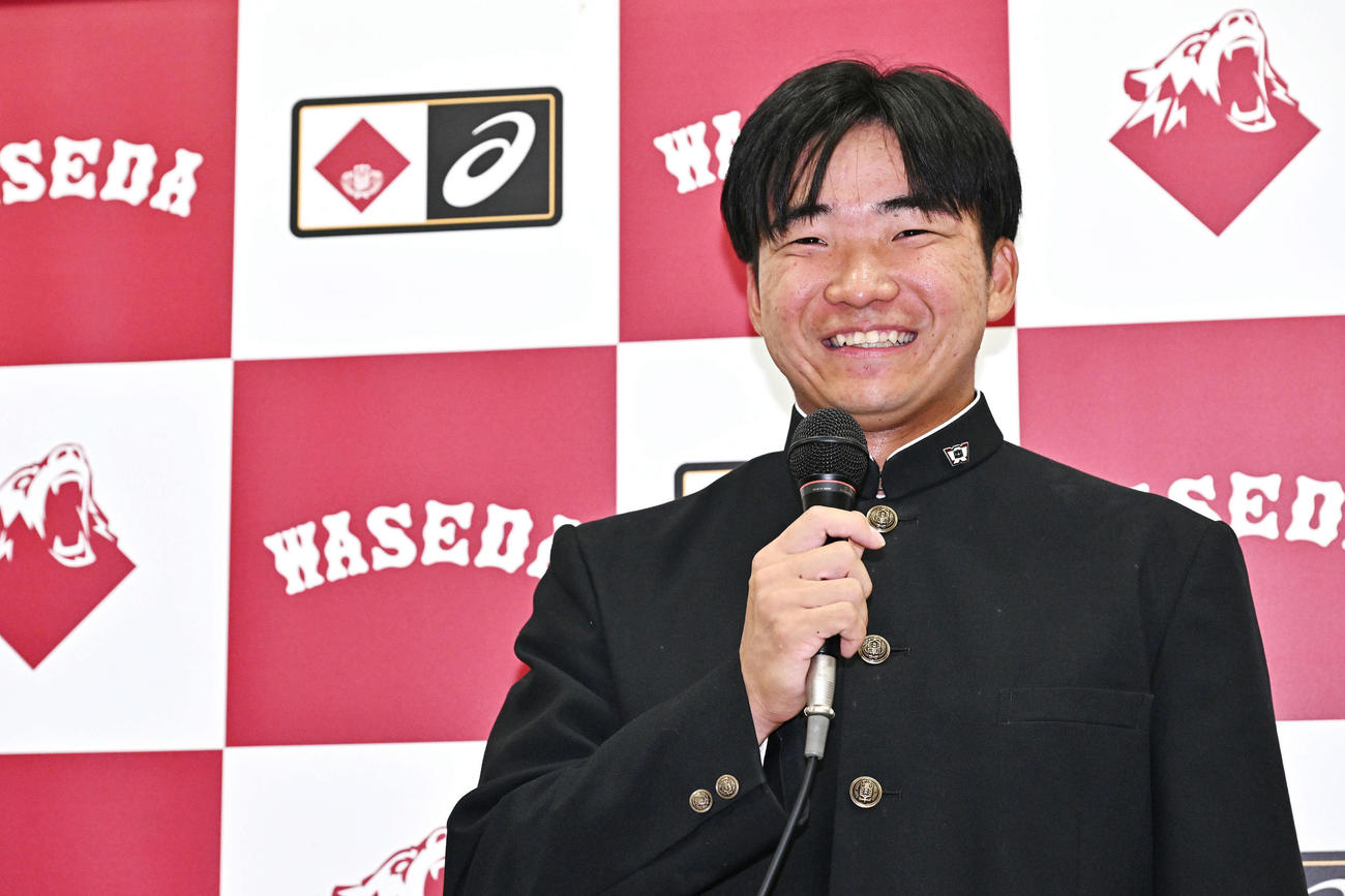 日本ハム5順目で指名され笑顔で会見する早大・山県（撮影・滝沢徹郎）