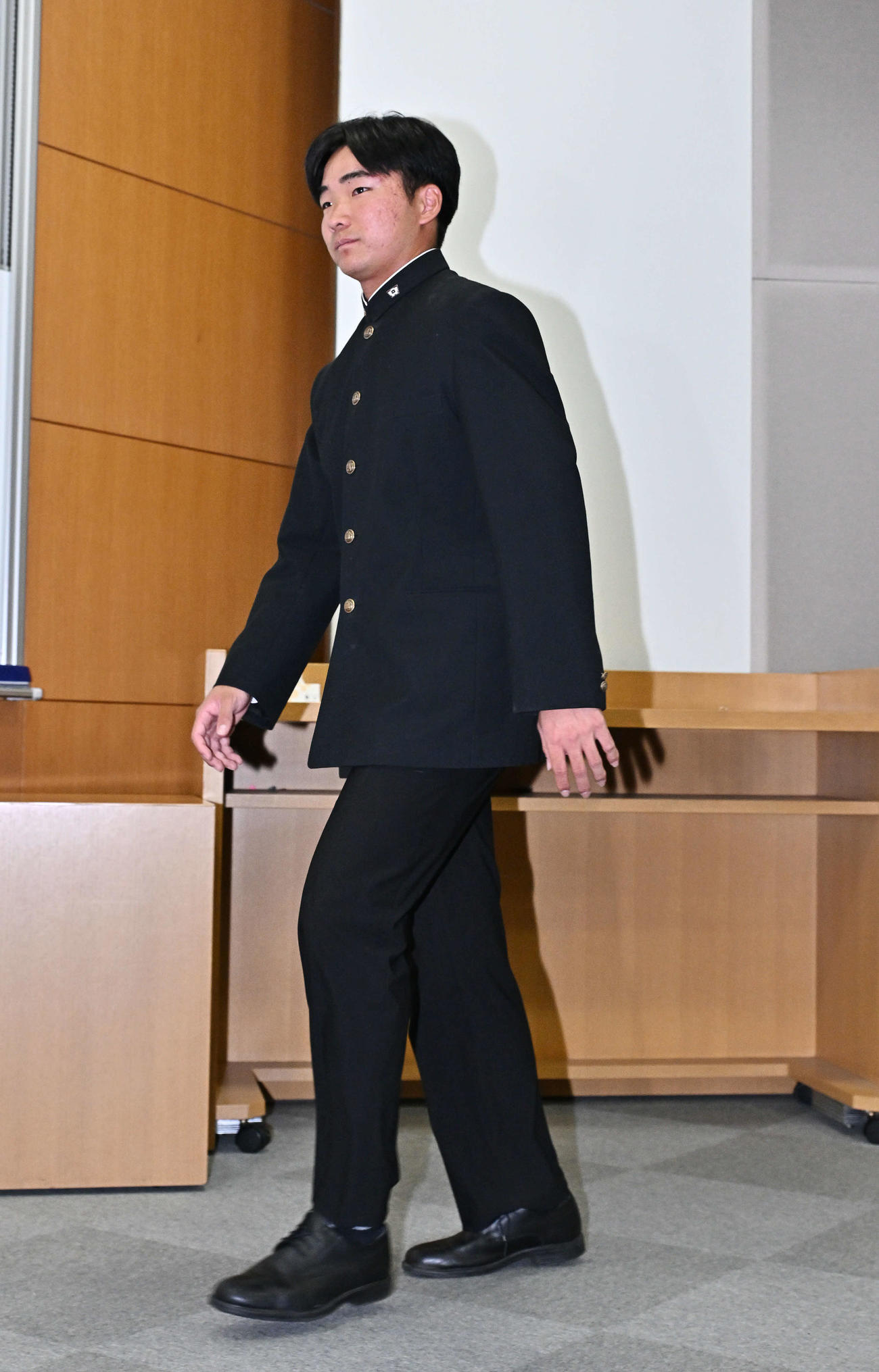 日本ハム5順目で指名され会見場に入る早大・山県（撮影・滝沢徹郎）