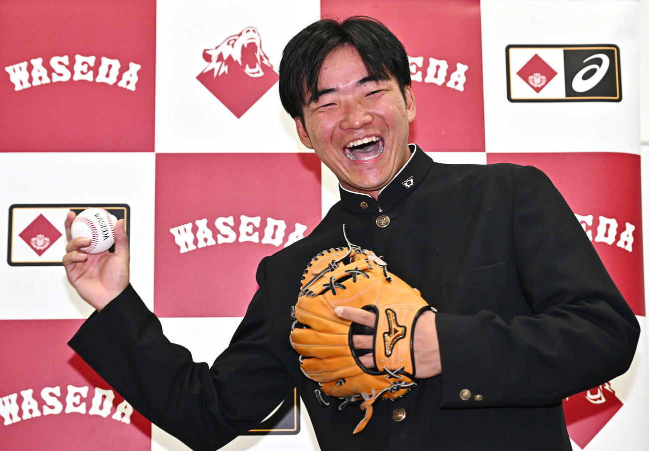 日本ハム5順目で指名された早大・山県は熊のようにほえてシャドースローイングをする（撮影・滝沢徹郎）