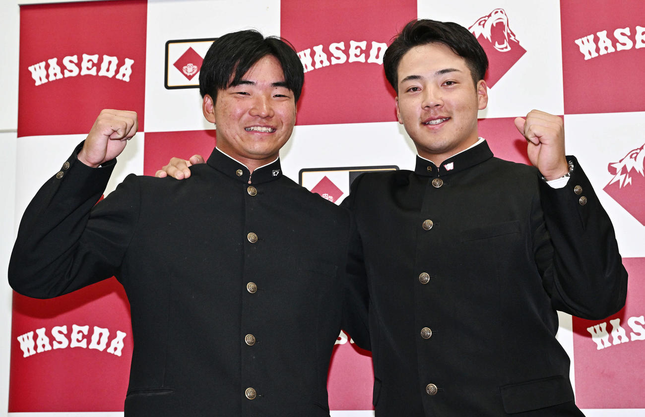 日本ハム5順目で指名された早大・山県（左）と楽天5順目で指名された吉納はガッツポーズする（撮影・滝沢徹郎）