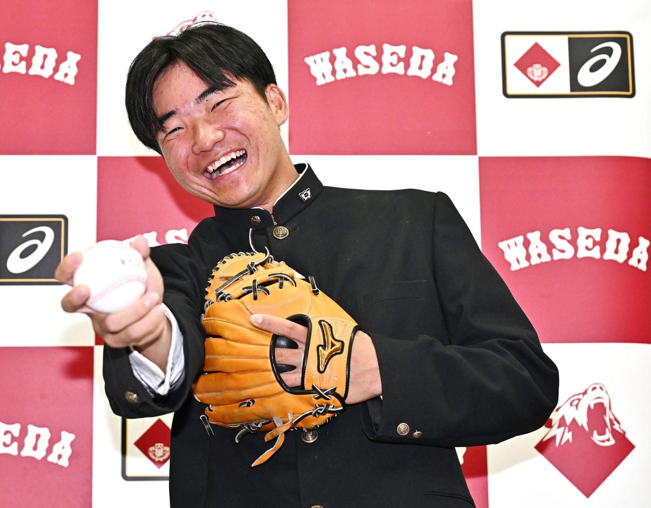 日本ハム5順目で指名された早大・山県はシャドースローイングをする（撮影・滝沢徹郎）