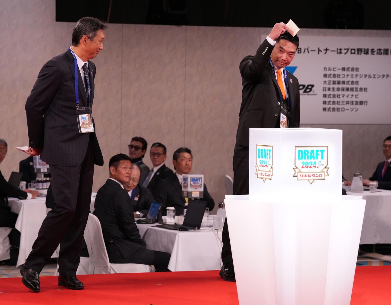 ドラフト1位で花咲徳栄・石塚の交渉権を獲得し、喜ぶ巨人阿部監督（右）。左は西武西口監督（撮影・鈴木みどり）