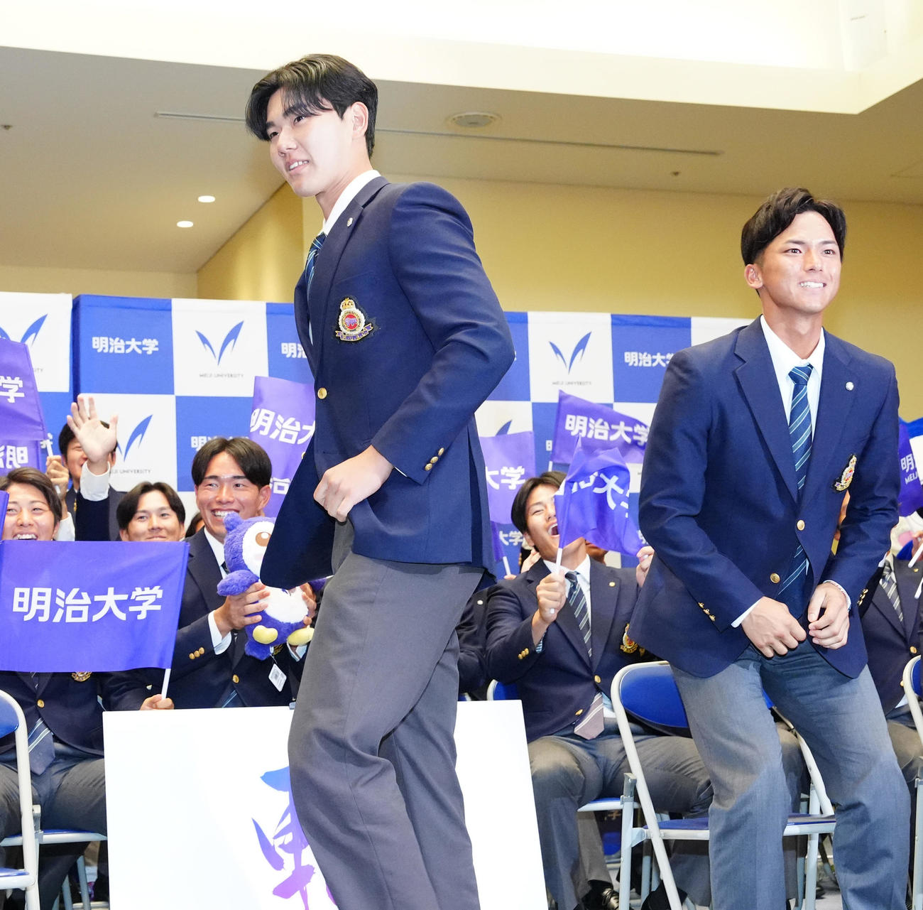 ドラフト3位で日本ハムから指名を受けた明大・浅利（左）。右は楽天ドラフト1位の同・宗山（撮影・江口和貴）