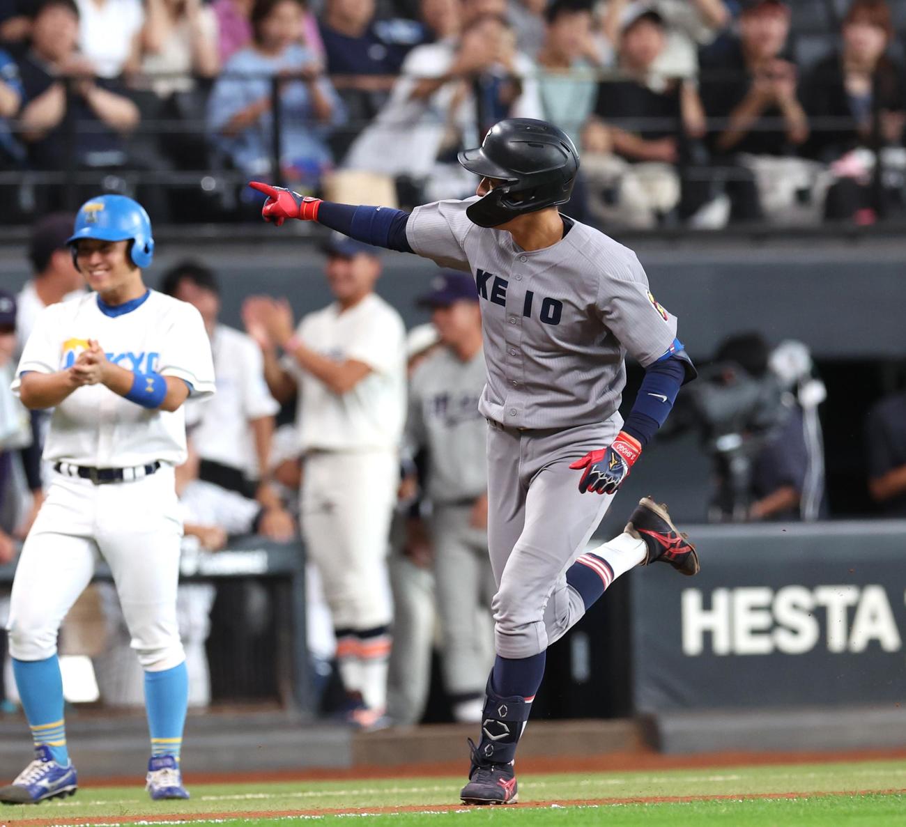 2024年8月31日、日本ハム2軍対東京6大学選抜　6回表東京6大学選抜1死一塁、左越え2点本塁打を放ちベンチを指さす慶大・清原