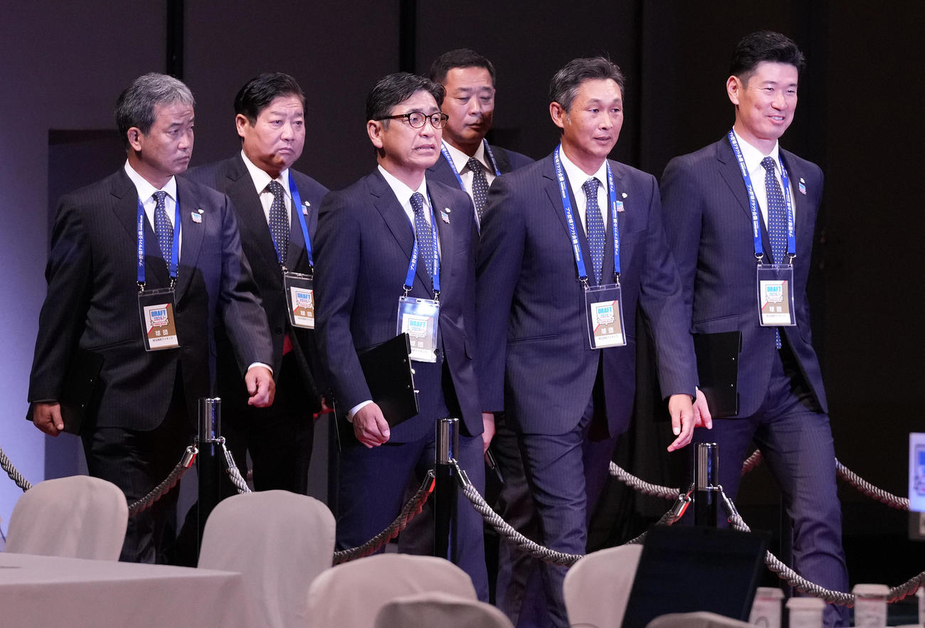 ドラフト会議で入場する西武西口監督（前列中央）（撮影・鈴木みどり）
