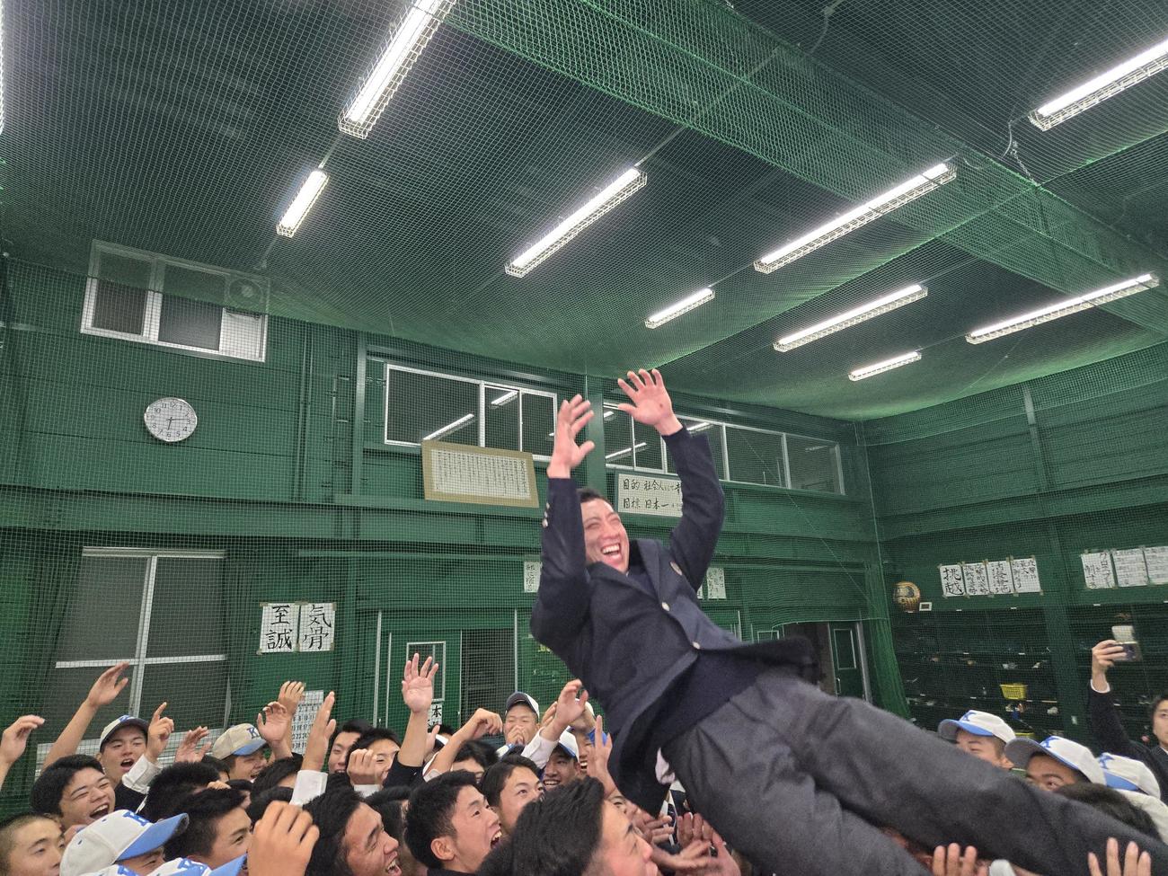 西武1位指名の斉藤は室内練習場でチームメートから祝福の胴上げをされる（撮影・寺尾博和）