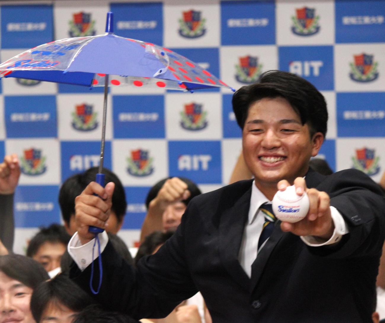 ヤクルトに1位指名されチームメートに肩車される愛知工大・中村優斗＝2024年10月24日