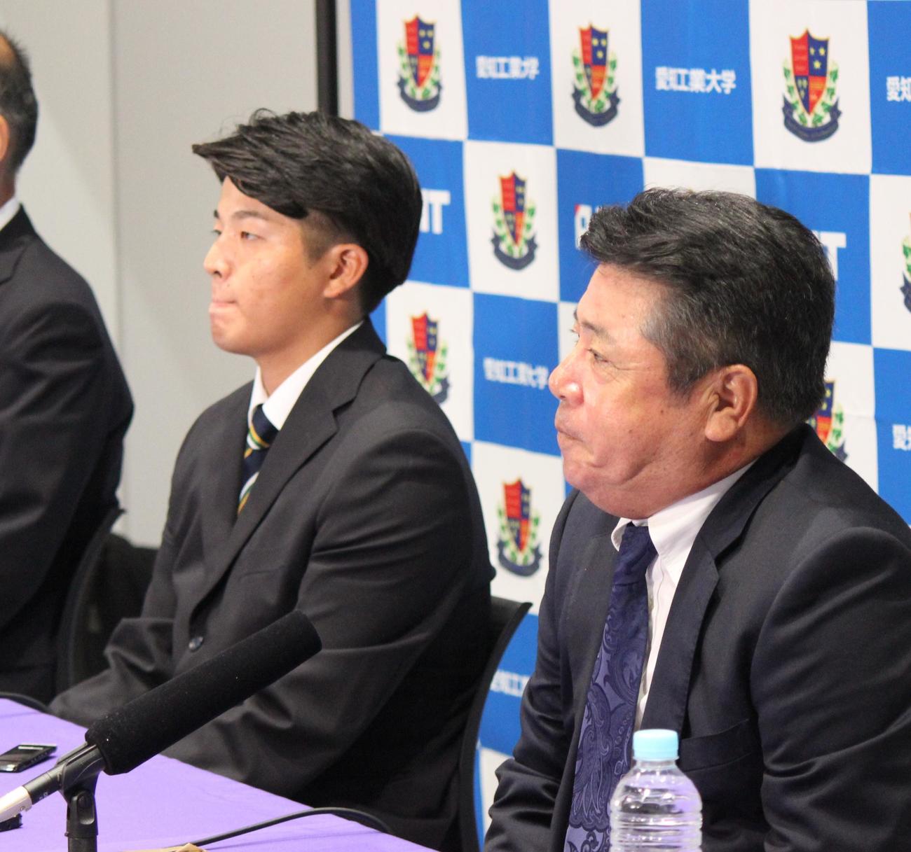 ヤクルトに1位指名され会見する愛知工大・中村優斗（左）と平井光親監督（撮影・柏原誠）
