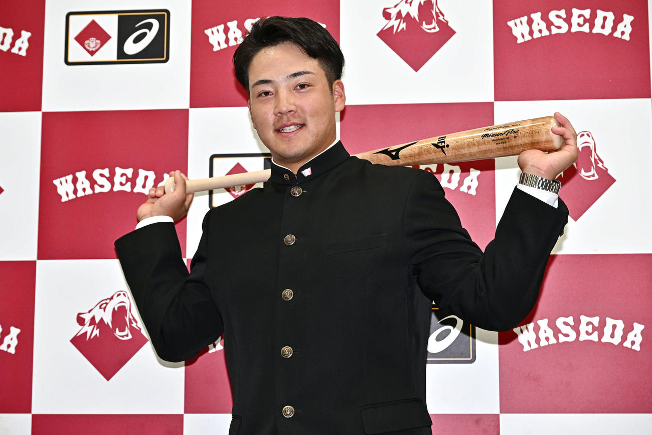 楽天5順目で指名を受けた早大・吉納はバットを手にポーズを決める（撮影・滝沢徹郎）