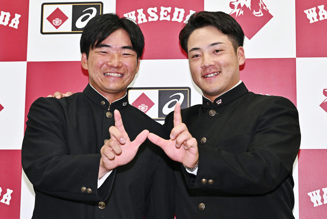 日本ハム5位で指名された早大・山県（左）と楽天5位指名の吉納は2人で「W」のポーズを作る（撮影・滝沢徹郎）