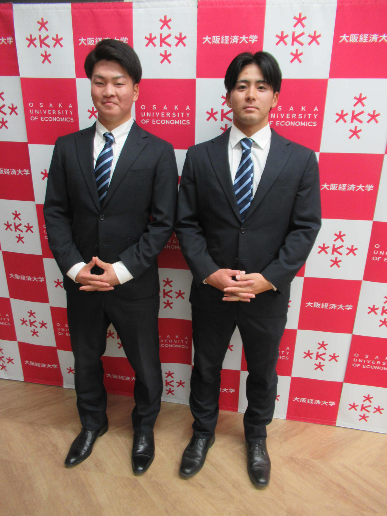 ドラフトで指名から漏れた大経大の柴崎外野手（右）と林投手