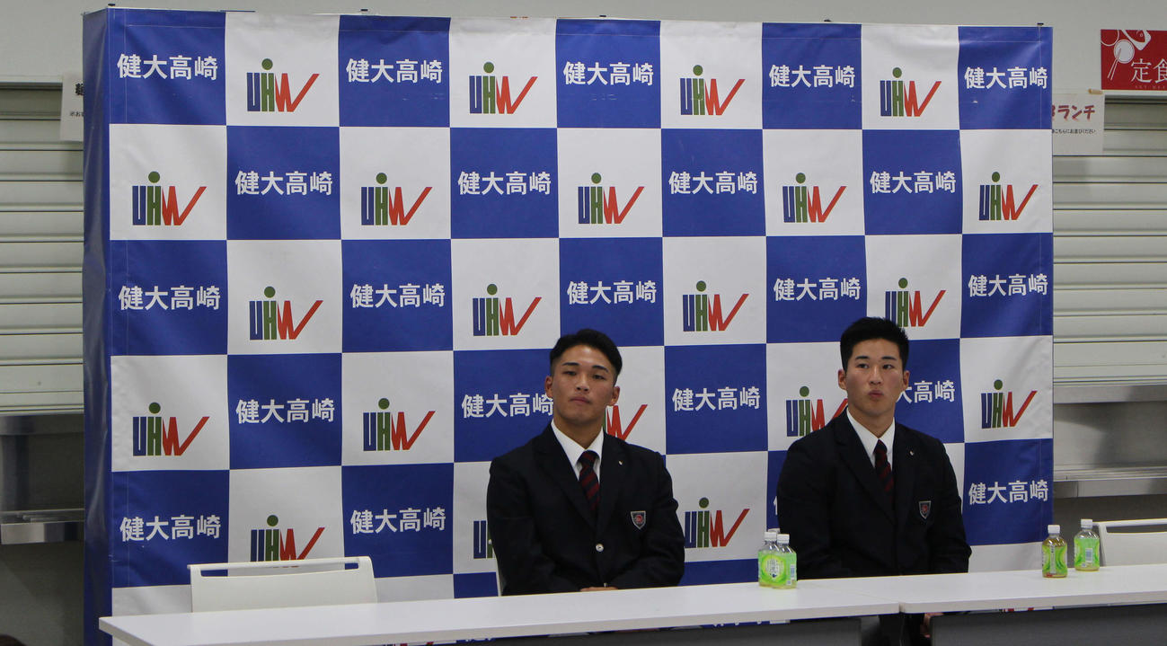 ドラフト会議のテレビを見つめる健大高崎・箱山遥人（左）とヤクルトから4位指名を受けた田中陽翔（撮影・久保賢吾）