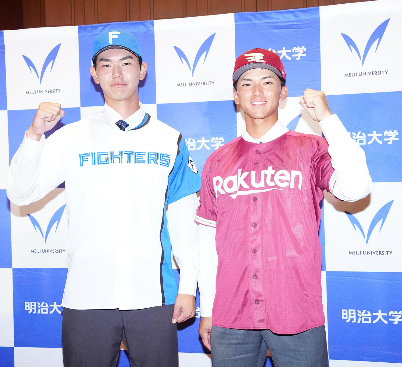 写真に納まる楽天ドラフト1位の明大・宗山（右）と日本ハムドラフト3位の同・浅利（撮影・江口和貴）