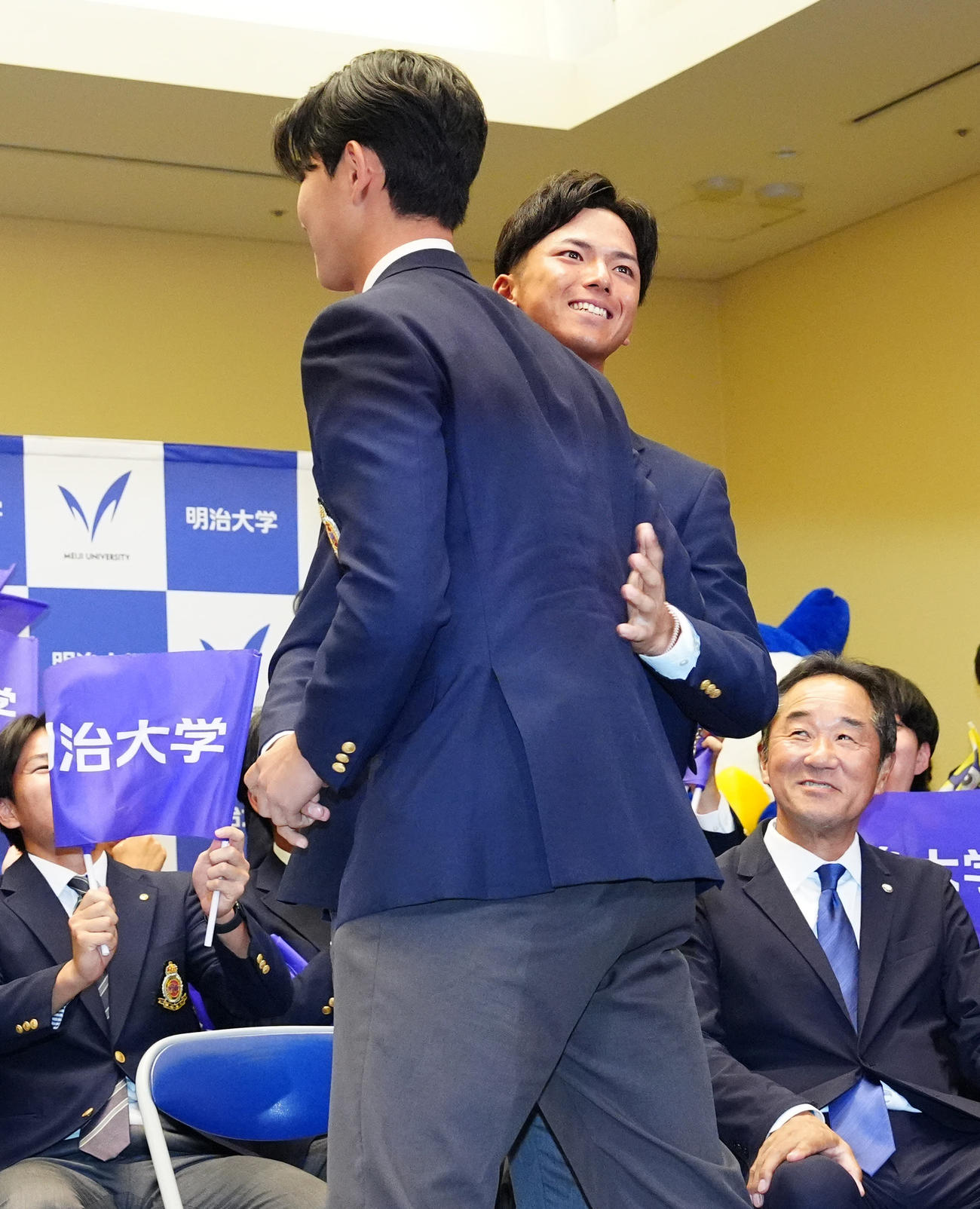 ドラフト3位で日本ハムから指名を受けた明大・浅利（手前）と喜ぶ楽天ドラフト1位の同・宗山（撮影・江口和貴）