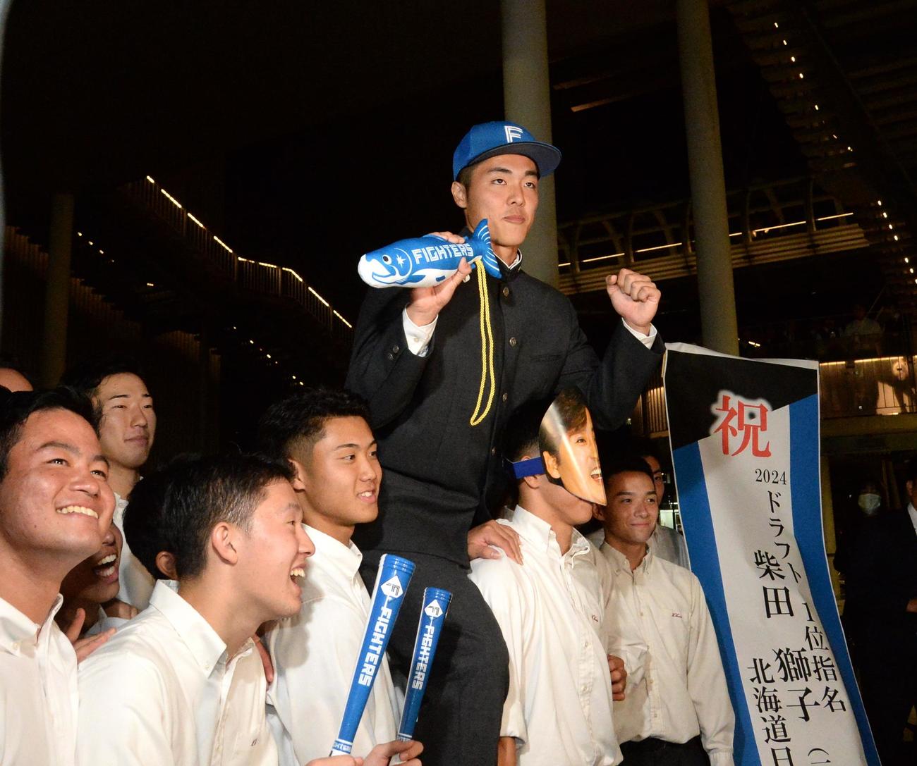 日本ハムから1位指名された福岡大大濠・柴田（中央）（撮影・佐藤究）