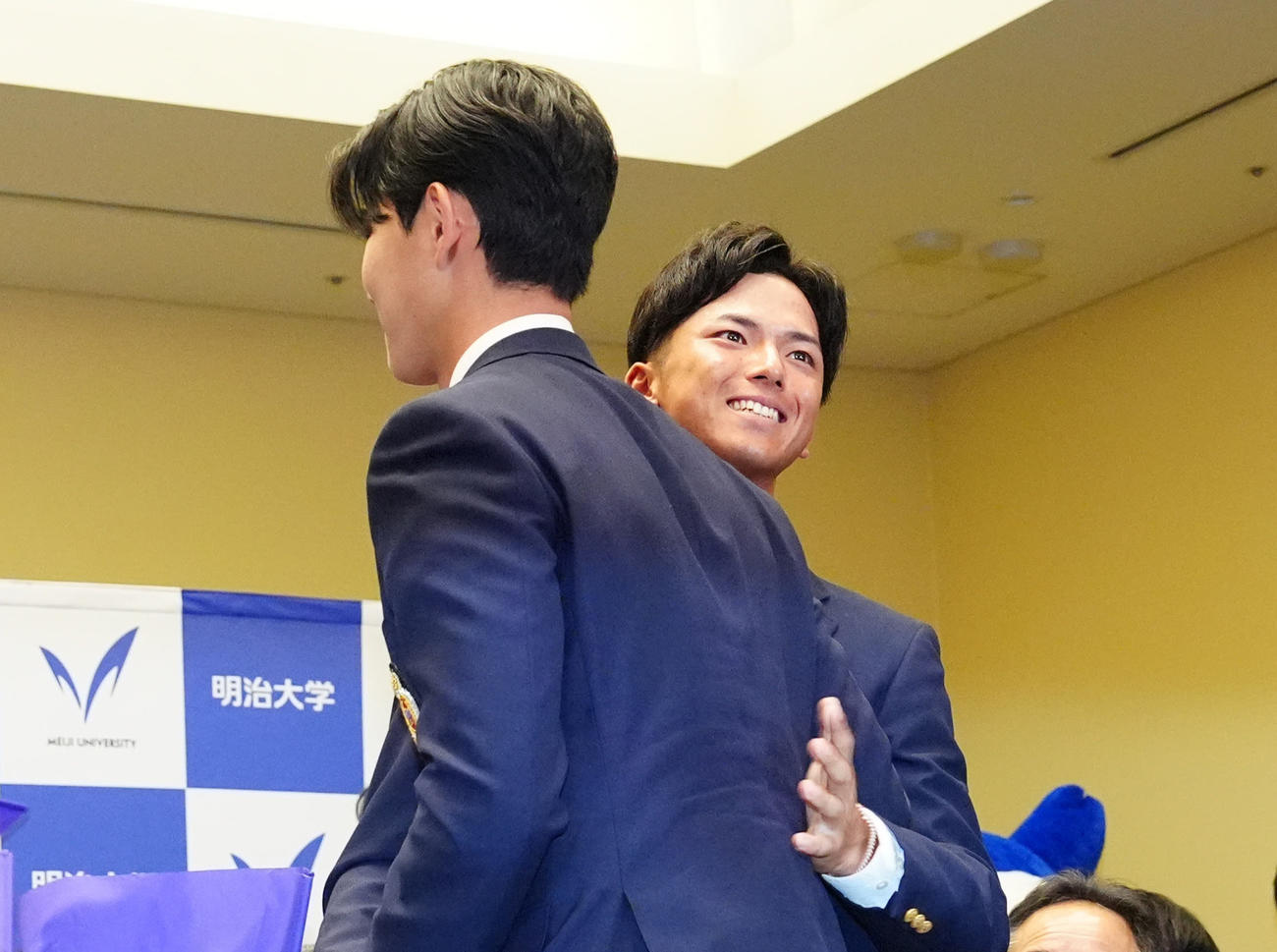 ドラフト3位で日本ハムから指名を受けた明大・浅利（手前）と喜ぶ楽天ドラフト1位の同・宗山（撮影・江口和貴）