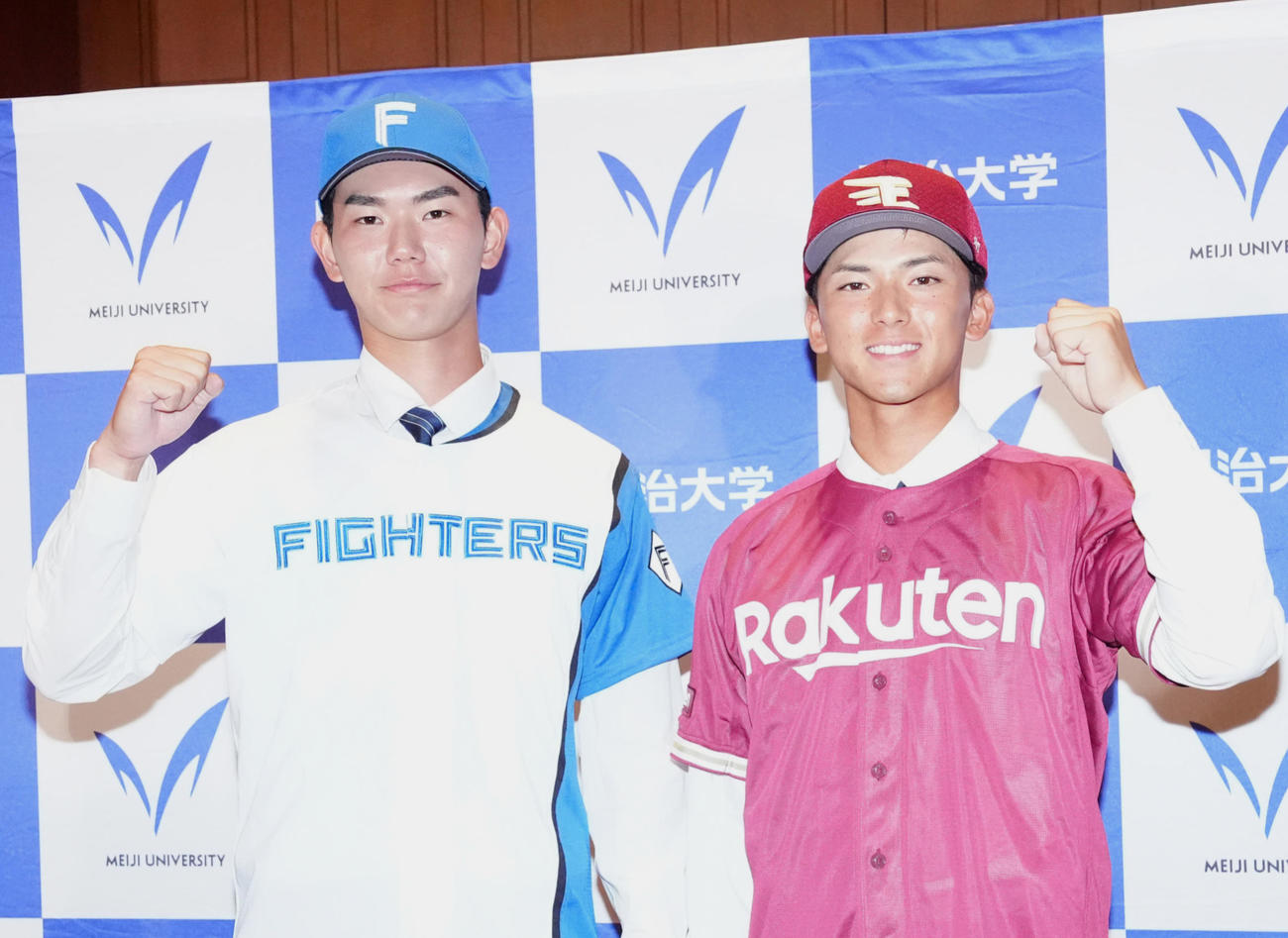 写真に納まる楽天ドラフト1位の明大・宗山（右）と日本ハムドラフト3位の同・浅利（撮影・江口和貴）