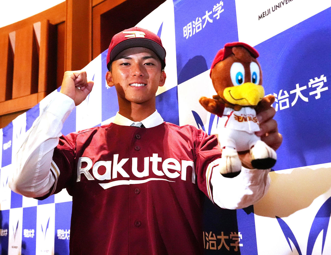 写真に納まる楽天ドラフト1位指名を受けた明大・宗山（撮影・江口和貴）