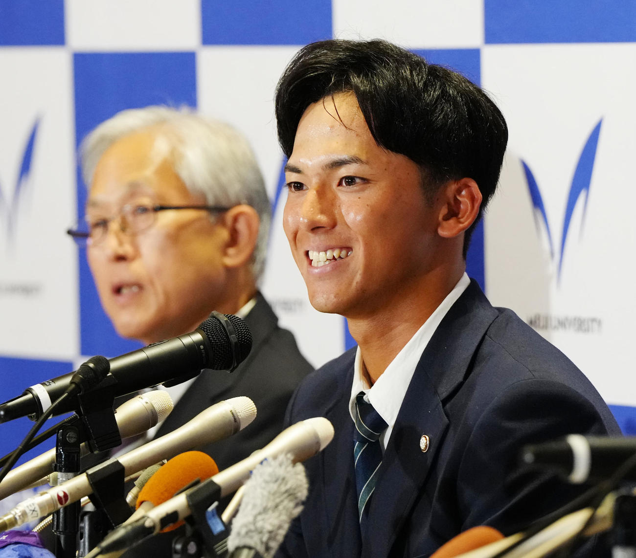 ドラフト1位指名で楽天が交渉権を獲得し会見に臨む明大・宗山（撮影・江口和貴）